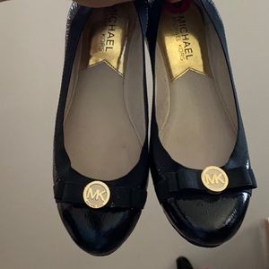 MICHAEL KORS BLACK AND GOLD FLATS